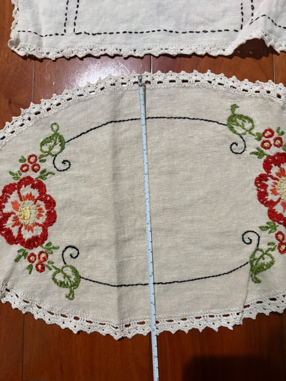 Bundle of 5 Vintage Embroidered and Crocheted Doilies and 1 Filet Crochet Doily - Picture 9 of 14